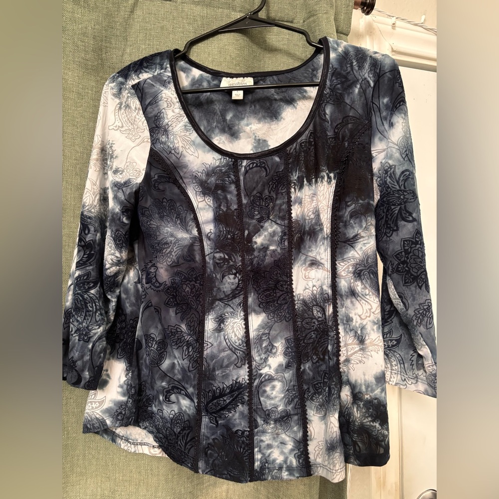 Perfect shirt for fall - Accents on shirt feel like felt - fits small / medium